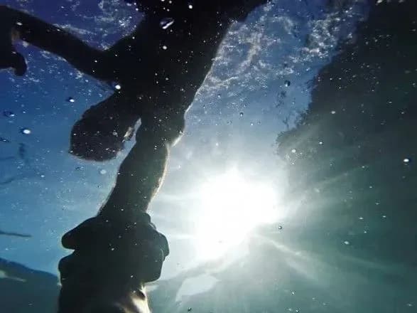 В озері на Прикарпатті знайшли труп