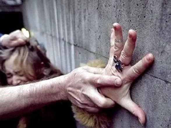 Чоловік намагався зґвалтувати жінку, коли вона вигулювала собаку