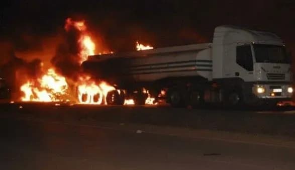 Під час вибуху бензовозу в Уганді загинули не менше 10 осіб