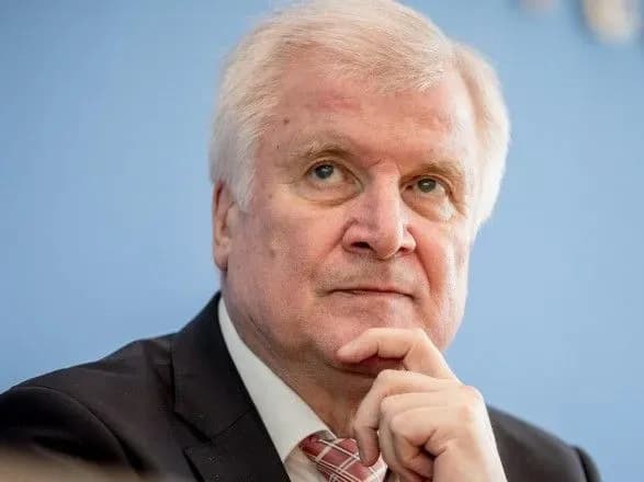 Глава МВД Германии: мы депортируем беженцев за отпуск на родине