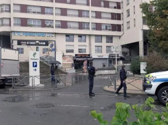 Возле Парижа клиент застрелил официанта из-за того, что ему долго готовили сэндвич