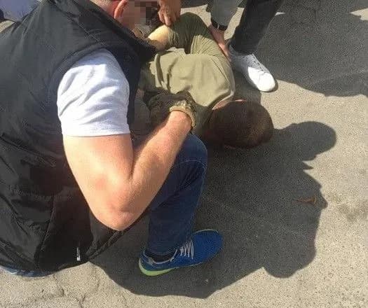 У затриманого за торгівлю зброєю на Вінничині вдома знайшли кругленьку суму