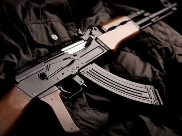 Затримані за підозрою у розстрілі чоловіка та жінки у Чернігові мали при собі автомати