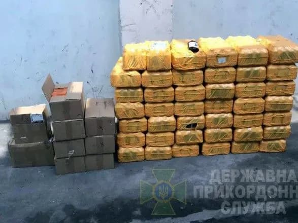 Поляки намагалися вивезти з України ліки та косметику на півмільйона гривень