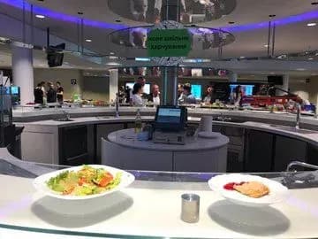 Прем'єр показав, чим тепер годують дітей у школах