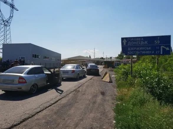 На КПВВ в зоні ООС зранку зібралися понад 200 автівок