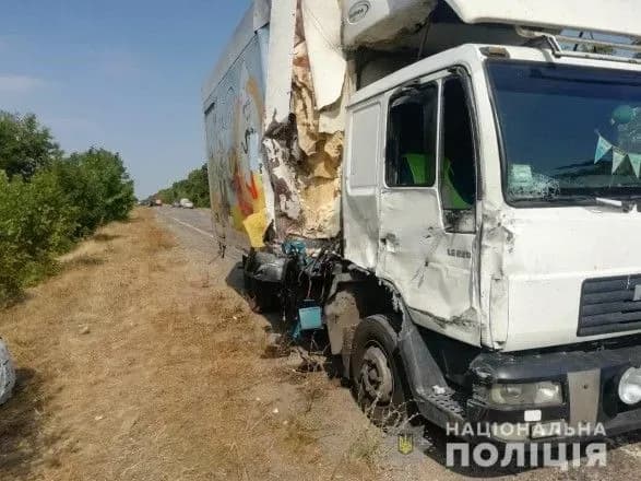 На Херсонщині зіткнулись легковик та вантажівка, загинула жінка
