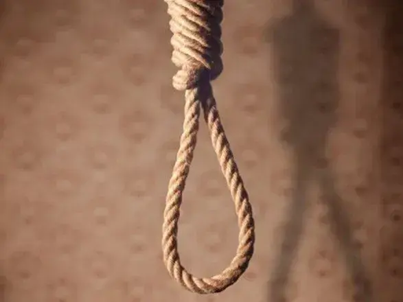 Неповнолітня дівчина повісилася після розставання з хлопцем