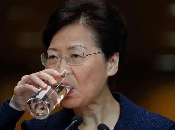 Лідер Гонконгу пообіцяла платформу для діалогу на фоні протестів