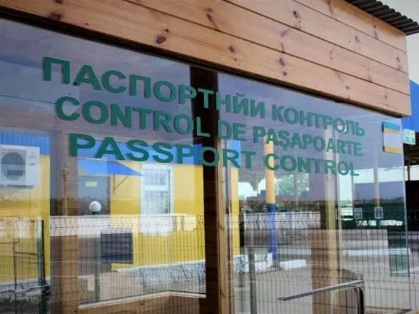 На КПВВ у зоні ООС у чергах застрягли 240 автівок