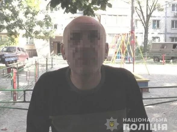 На столичній Оболоні чоловік до смерті побив власну дружину лопатою