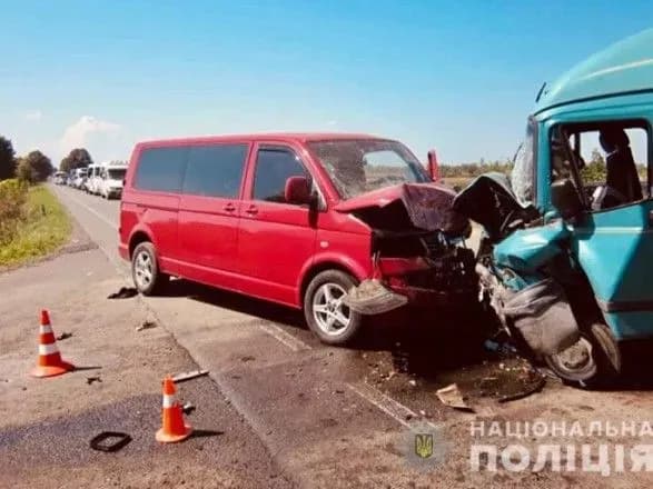 В ДТП с двумя микроавтобусами и грузовиком травмированы три человека
