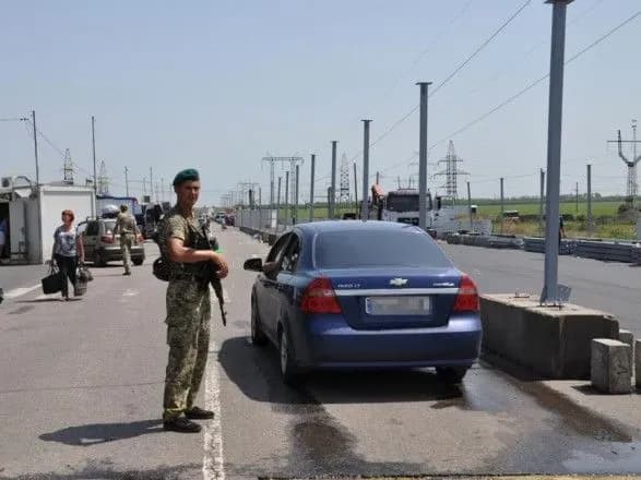 На КПВВ в зоне ООС утром собралось более 200 автомобилей