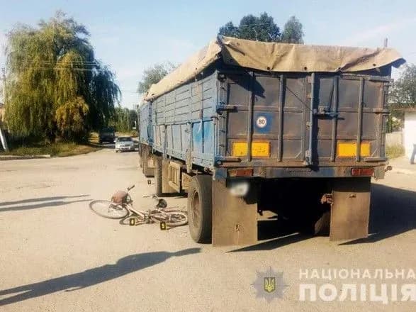 На Хмельниччині вантажівка наїхала на велосипедиста