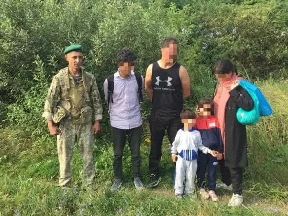 На Закарпатті затримали нелегалів з малими дітьми та їх ймовірних переправників