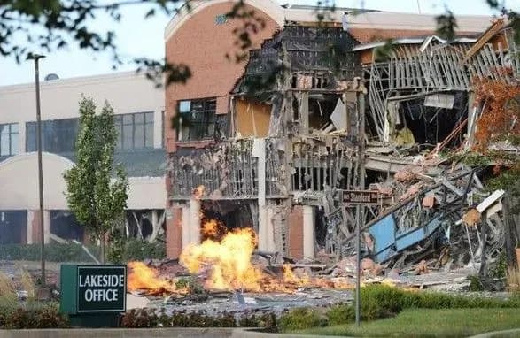 В США из-за взрыва газа разрушен часть торгового центра
