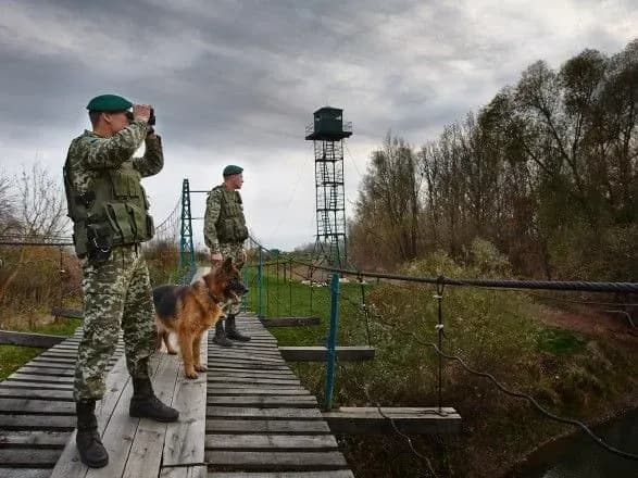 На кордоні з Румунією контрабандисти покинули більше 4 тис пачок сигарет