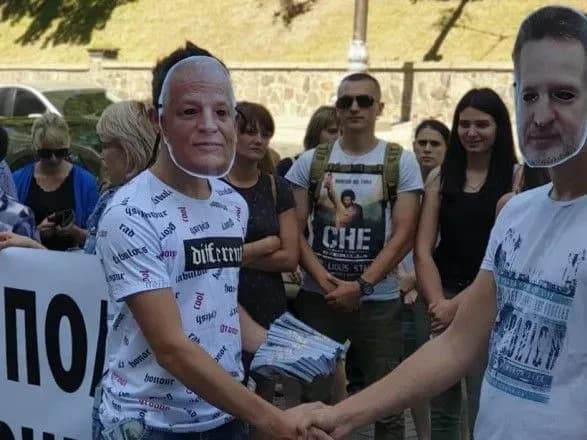 Українські фермери влаштували пікет проти монополії на добрива: "привели" під Кабмін Фірташа і Кубіва