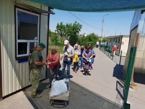 На КПВВ у зоні проведення ООС у чергах зранку застрягли 200 автомобілів