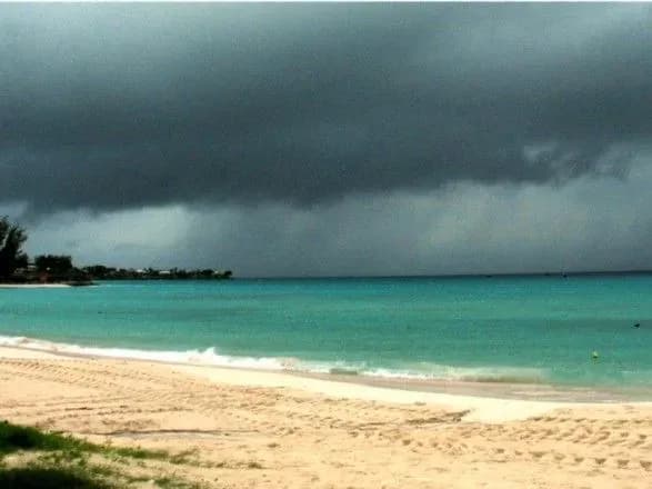 Влада Барбадосу закрила більшість держустанов перед штормом “Доріан”