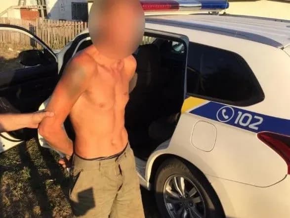 Мужчина ранил ножом дочь и бросил в колодец сына — полиция