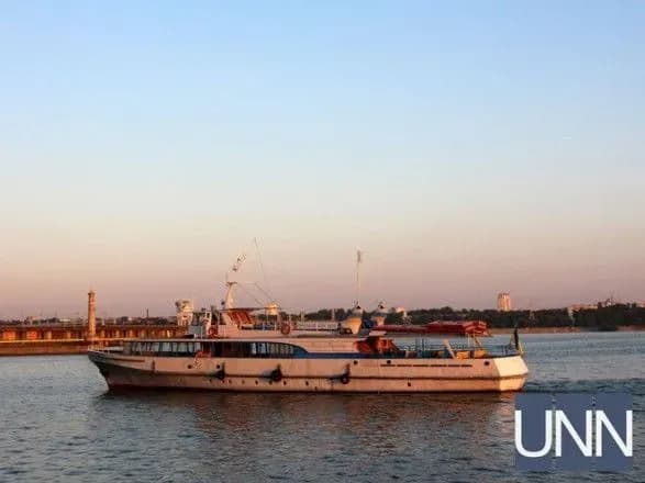Через ремонт греблі жителів Запоріжжя перевозитимуть через Дніпро катером
