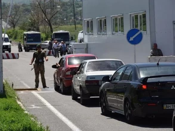 Ситуація на КПВВ у зоні ООС: у чергах перебували понад 200 автомобілів