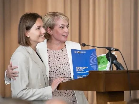 Новосад отримала від Гриневич перехідні книги з описом реформ