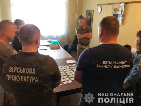 На Сумщині викрили військового комісара, який вимагав хабар за непризов на службу