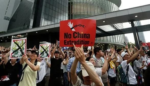 Китай звинувачує ЄС і США у втручанні в протести Гонконгу