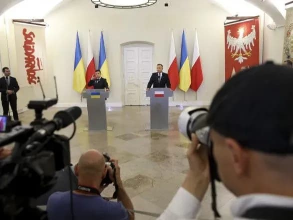 Дуда: повернення полонених стало б важливим елементом у врегулюванні в Україні