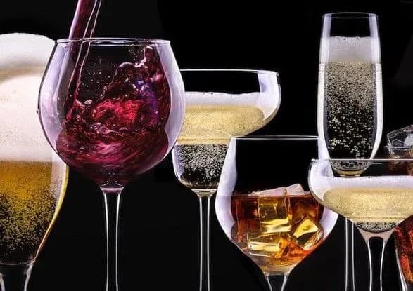 Зеленському запропонували обмежити час продажу алкоголю у барах та ресторанах