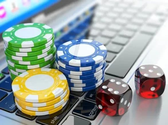 Президент доручив ухвалити закони про легалізацію грального бізнесу й видобутку бурштину