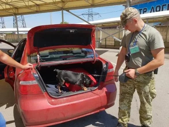 У чергах у КПВВ на Донбасі застрягло 200 автомобілів