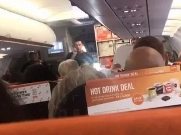 Пассажир лайнера EasyJet заменил не вышедшего на работу пилота