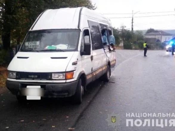 Фура причепом зачепила маршрутку на зустрічній, є загибла