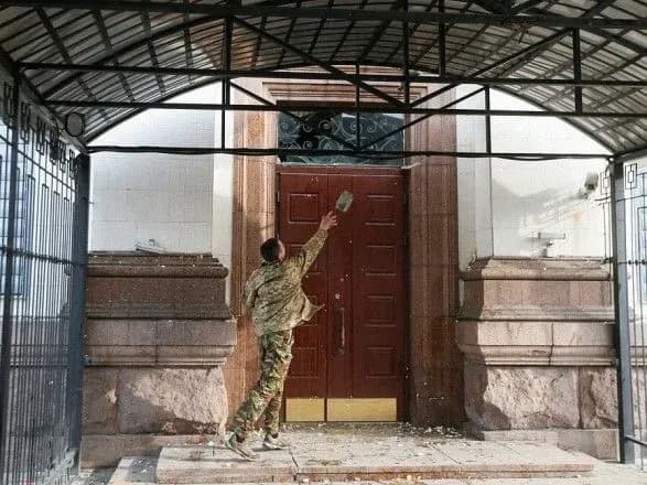 СК РФ заочно звинуватив українця в нападі на посольство Росії в Києві