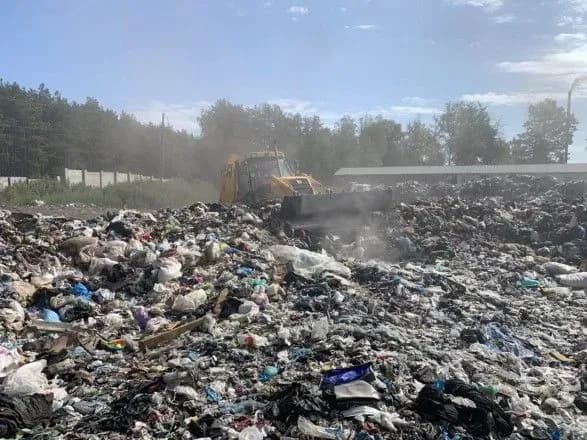 Під Києвом кілька годин не можуть загасити масштабну пожежу на сміттєзвалищі