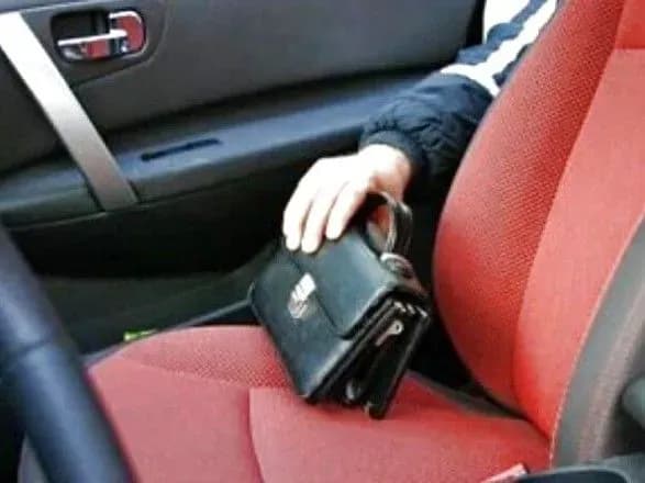 Неповнолітній на Львівщині викрав з авто барсетку з грошима