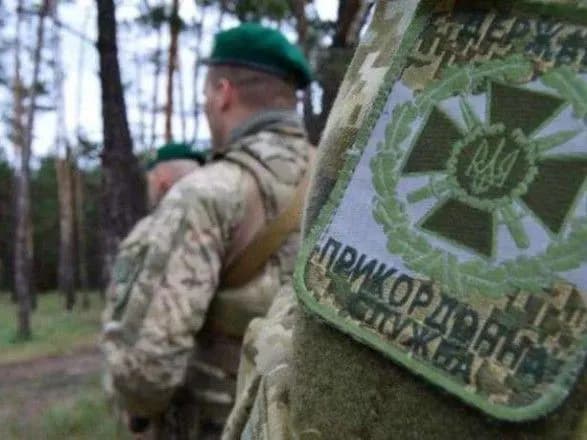 Чоловік та жінка з паспортами "громадян світу" намагались провезти дитину за кордон