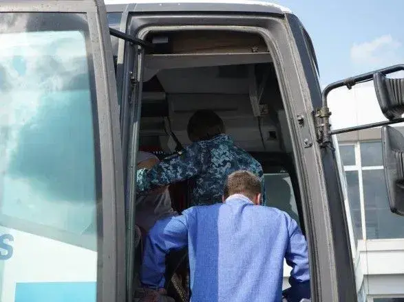 Українських моряків з аеропорту доставили до головного військового госпіталю