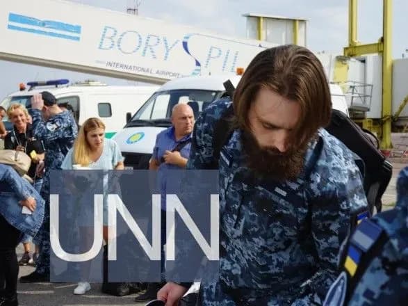 Моряки одягли форму і вирушають до госпіталю