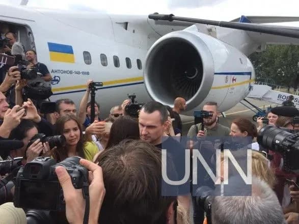 Моряки першими вийшли із літака, їх зустрічає Володимир Зеленський