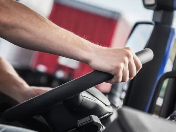 Мужчина на горно-обогатительном комбинате травмировался, выпав из грузовика