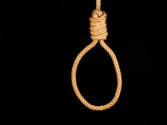 Мужчина повесился в собственном дворе на Прикарпатье