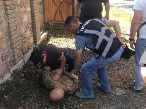 Підозрюваний під час затримання кинув у поліцейських дві гранати