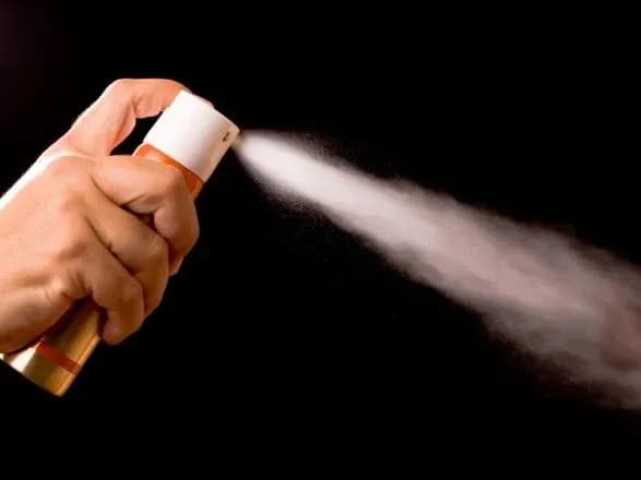 Майже 20 дітей потрапили до лікарні через розпилення газового балончика в школі