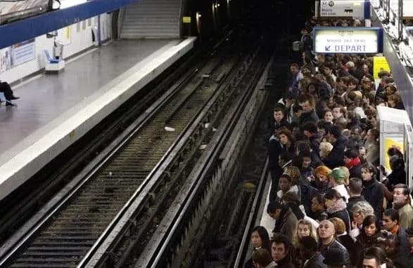 Париж скували масштабні затори через найбільший за останні 12 років страйк