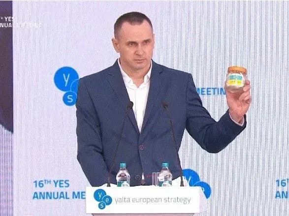 Зеленський поступився місцем для виступу на форумі Олегу Сенцову