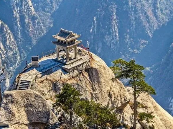 Через сильний дощ у Китаї закрили мальовничу частину гори Хуашань